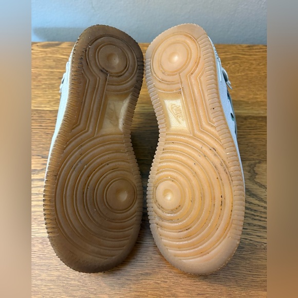 Nike Air Force 1 LV8, floral sneaker. Little kid size 1. - Picture 6 of 7